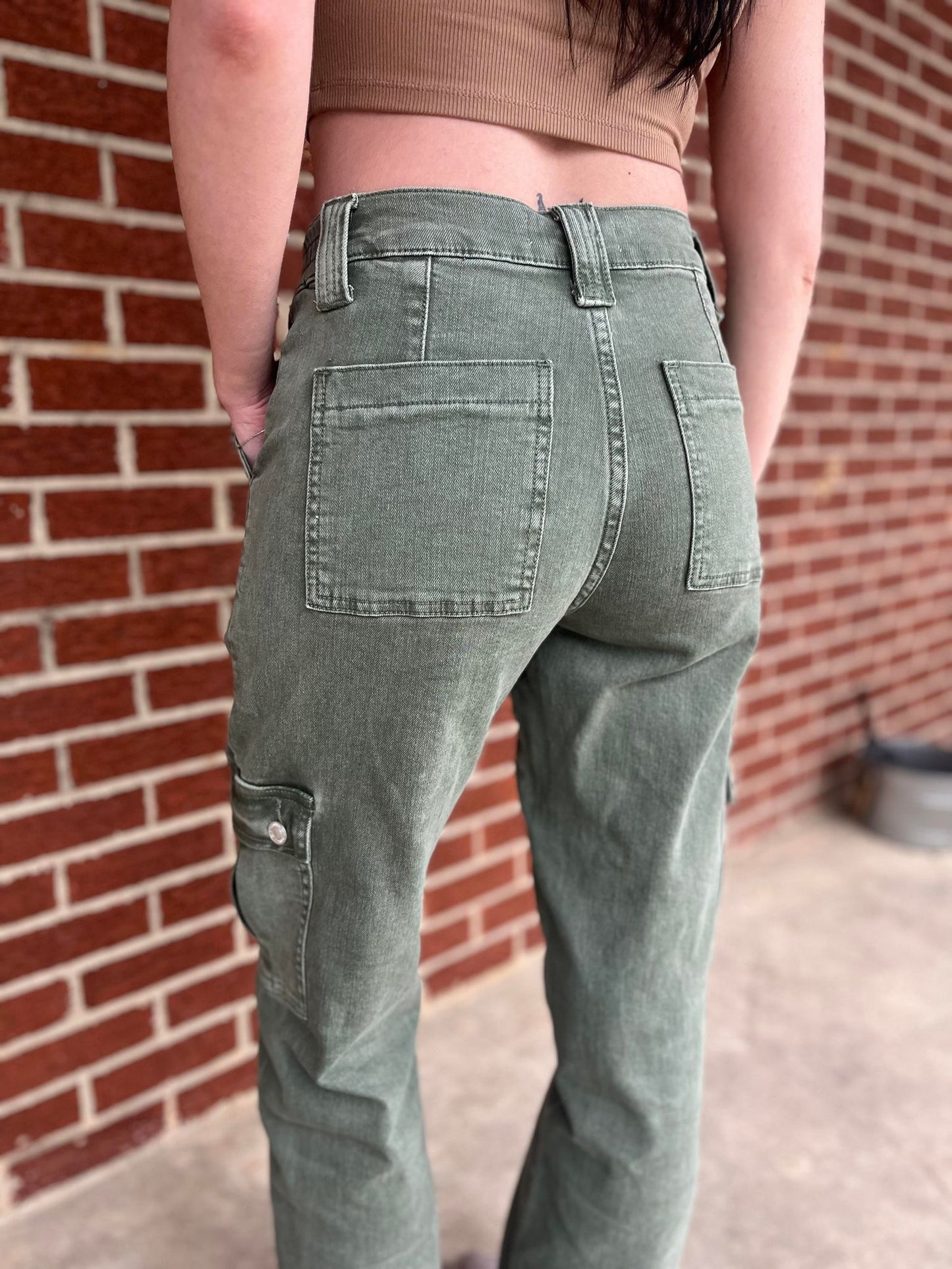MID RISE STRAIGHT WITH CARGO JEANS POCKET DETAIL